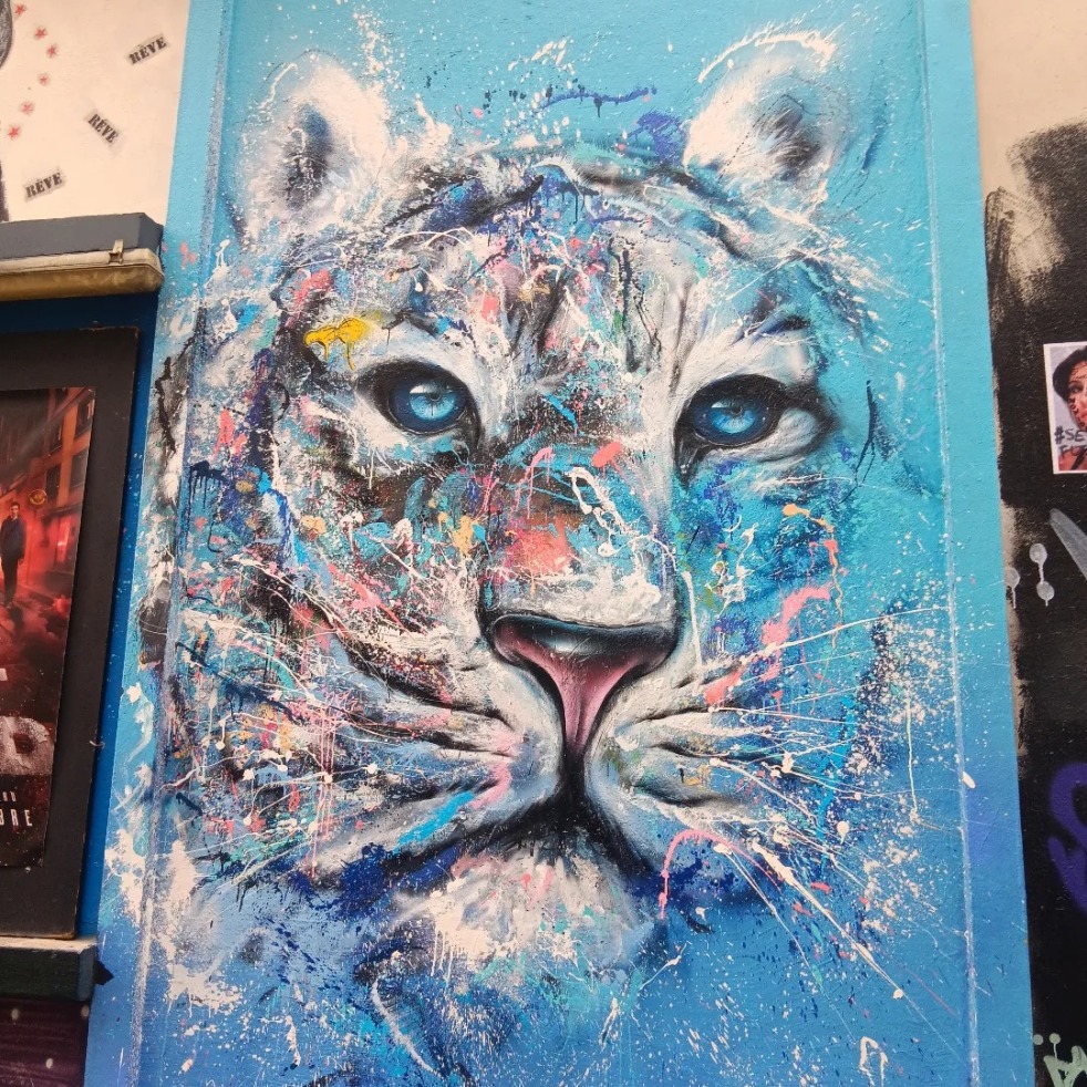 Fresque de street art représentant un tigre dans des tons bleus Paris avril 2024 photo d'Isa Pernot Aujourd'hui je m'aime AJMA
